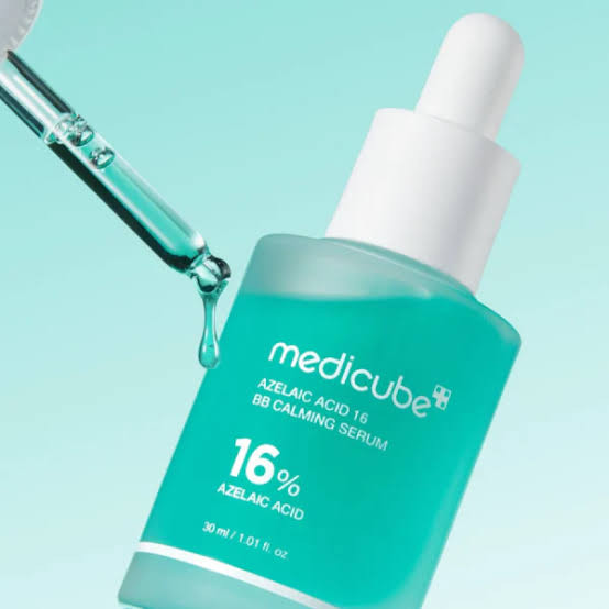 سرم تغذیهکننده و ضد جوش پوست مدیکیوب مدل BB CALMING 16% مناسب برای انواع پوست حجم 30 میلیلیتر
